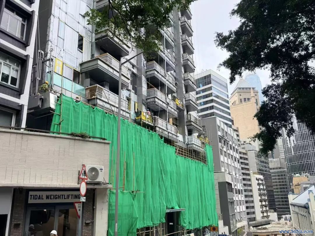 香港街头正在建设中的新盘  拍摄：王妤涵